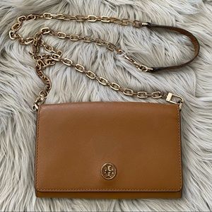 TORY BURCH Robinson Chain Wallet in Luggage